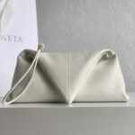 보테가 베네타 (징) 삼각 신봉 클러치 화이트 622712