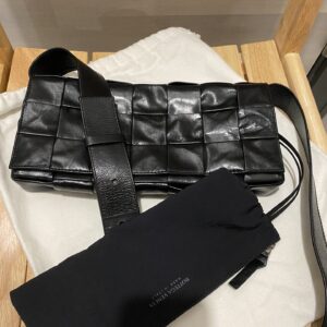 보테가 (징) 스트레치 캐시트레 슬링백 블랙 70136