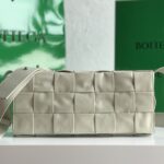 보테가 (징) 스트레치 카세트 나일론 크로스백 아이보리 70136