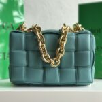 보테가 (징) 체인 카세트 백 오일 페인트 블루 631421