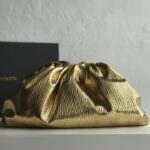 보테가 (징) 클라우드 대형 금속색 파우치 파우치 576227 금색