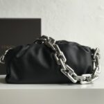 보테가 (징) 체인 파우치 클라우드 블랙 금속 체인백 620230