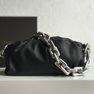 보테가 (징) 체인 파우치 클라우드 블랙 금속 체인백 620230