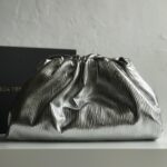 보테가 (징) 클라우드 대형 메탈릭 파우치 실버 576227