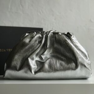 보테가 (징) 클라우드 대형 메탈릭 파우치 실버 576227
