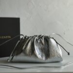 보테가 (징) 클라우드 파우치 메탈릭 실버 576227