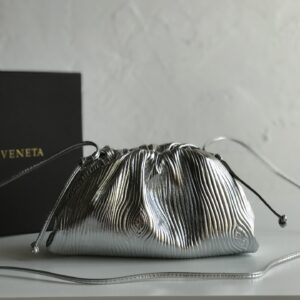 보테가 (징) 클라우드 파우치 메탈릭 실버 576227