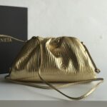 보테가 (징) 클라우드 파우치 금속색 파도 무늬 가방 블랙 576227