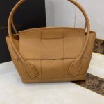 보테가 (징) 아르코 토트백 베이지 575941