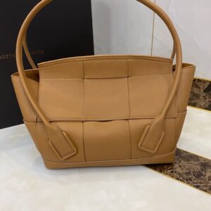 보테가 (징) 아르코 토트백 베이지 575941