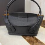 보테가 (징) 아르코 토트백 블랙 575941