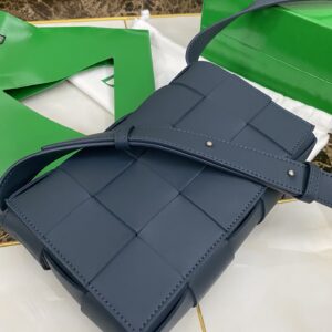 보테가 (징) 카세트 매듭 백 미디움 네이비