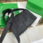 보테가 (징) 카세트 매트 블랙 양가죽 숄더백