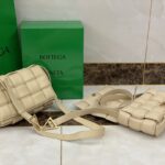 보테가 (징) 카세트 백 오트밀 70094