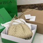 보테가 (징) 더 파우치 클라우드백 베이지 576227