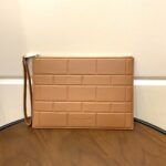 보테가 (징) 클러치백 브릭 패턴 베이지 592781