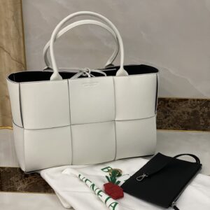 보테가 (징) 아르코 토트 백 화이트 양가죽 609175