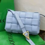 보테가 (징) 카세트 백 미디움 블루 70094