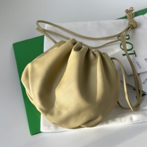 보테가 (징) 미니 더 블럽 나파 가죽 숄더백 베이지 651905