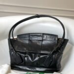 보테가 (징) 오일 왁스 가죽 손잡이백 블랙 618463