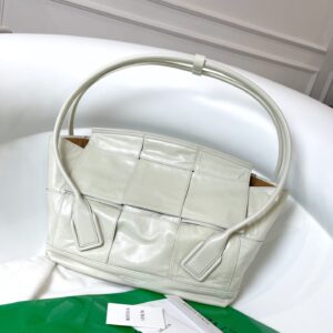 보테가 (징) 오일 왁스 가죽 손잡이 백 베이지 618463