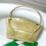 보테가 (징) 유연한 대형 손잡이 토트백 아이보리 618463