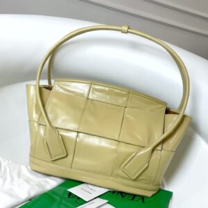 보테가 (징) 유연한 대형 손잡이 토트백 아이보리 618463