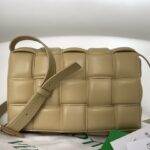 보테가 (징) 카세트 백 미디움 아이보리 70094