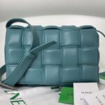 보테가 (징) 카세트 백 미디움 블루 70094