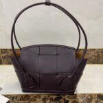 보테가 (징) 아르코 33 손잡이 가방 모던 디자인 다크 퍼플