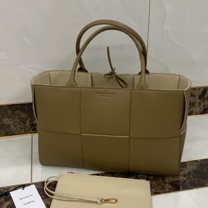 보테가 (징) 토트백 대형 베이지 위빙 가죽 609175