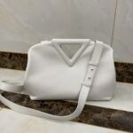 보테가 (징) 삼각형 손잡이백 아이보리 652446