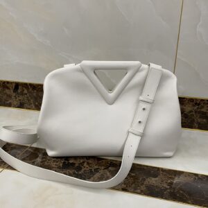 보테가 (징) 삼각형 손잡이백 아이보리 652446