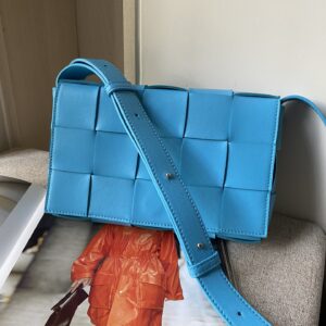 보테가 (징) 카세트 매트릭스 숄더백 블루 B578004