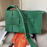 보테가 (징) 카세트 위빙 파우치 그린