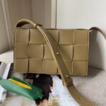 보테가 (징) 카세트 위빙 사각 숄더백 베이지 B578004