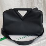 보테가 (징) 삼각형 손잡이백  652446 블랙