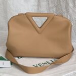 보테가 (징) 삼각형 손잡이백 베이지 652446