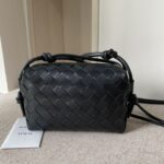 보테가 (징) 미니 원형 가방 블랙 666683