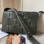 보테가 (징) 카세트 위빙 사각 숄더백 그레이 B578004