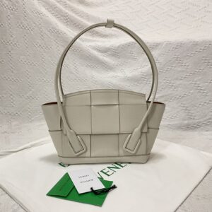 보테가 (징) 아르코 33 라이트 베이지 모란디 색상 가방 70047