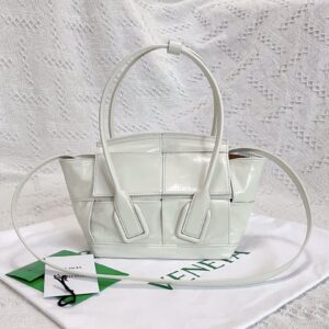 보테가 (징) 미니 아르코 오일 왁스 소가죽 백 화이트666874