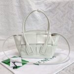 보테가 (징) 미니 아르코 오일 왁스 소가죽 백 화이트 666873