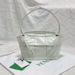 보테가 (징) 아르코 33 오일 왁스 소가죽 백 화이트 66873