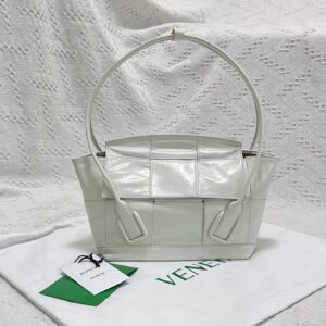 보테가 (징) 아르코 33 오일 왁스 소가죽 백 화이트 66873