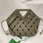 보테가 (징) 손잡이 가방 라이트 그레이 색상 658697