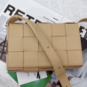 보테가 (징) 카세트 매트릭스 크로스백 베이지 578004