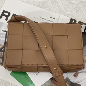 보테가 (징) 카세트 매트릭스 숄더백 브라운