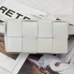 보테가 (징) 더 벨트 카세트 화이트 양가죽 미니백 639367