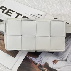 보테가 (징) 더 벨트 카세트 화이트 양가죽 미니백 639367